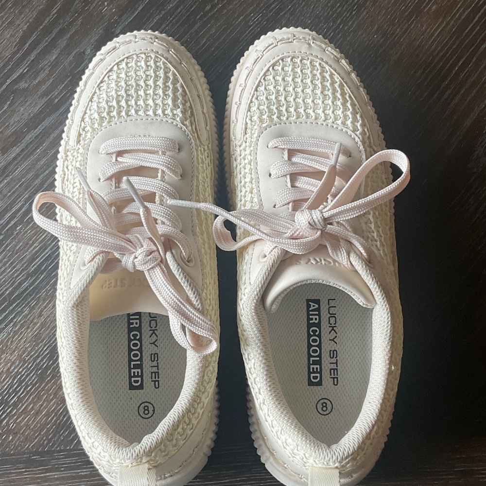Women’s mesh sneakers